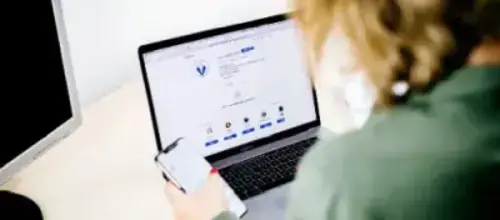 Auf einem Laptop wird der Online-Auftritt von Vogel Verpackungen geprüft.