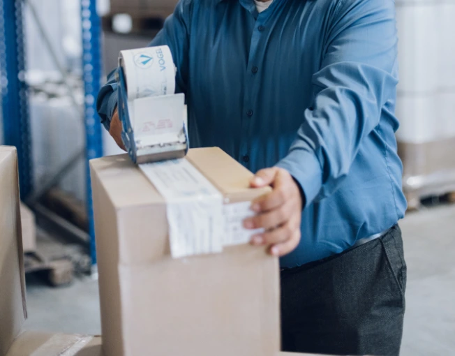 Expertin für Verpackungsmaschinen Karina Klammer verpackt die nächste Lieferung an Verpackungsmaterialien.