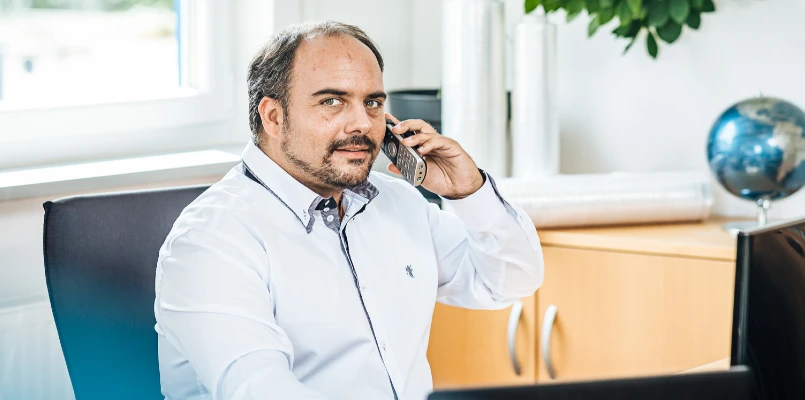 Geschäftsführer Sascha Vogel führt Kundengespräch am Telefon