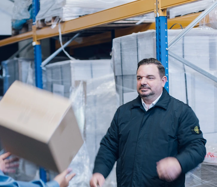 Mitarbeiter von Vogel Verpackungen, welche gewickelte Folien auf einer Palette annehmen