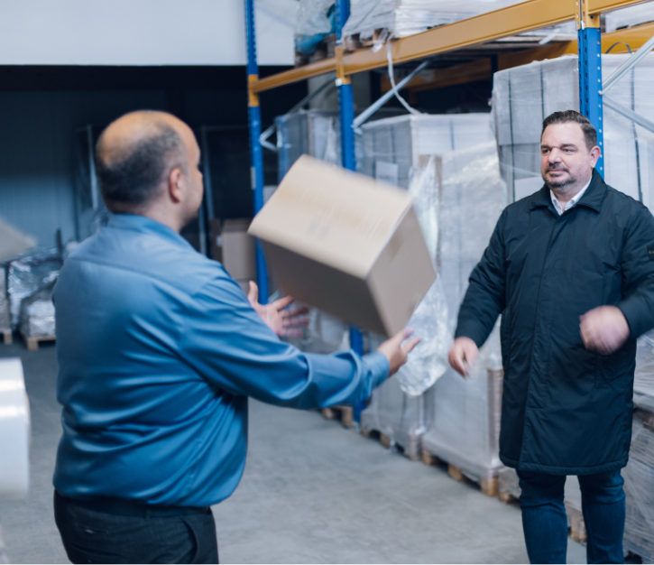 Das Team von Vogel Verpackungen zeigt sich kompetent vor ihren Hallen.